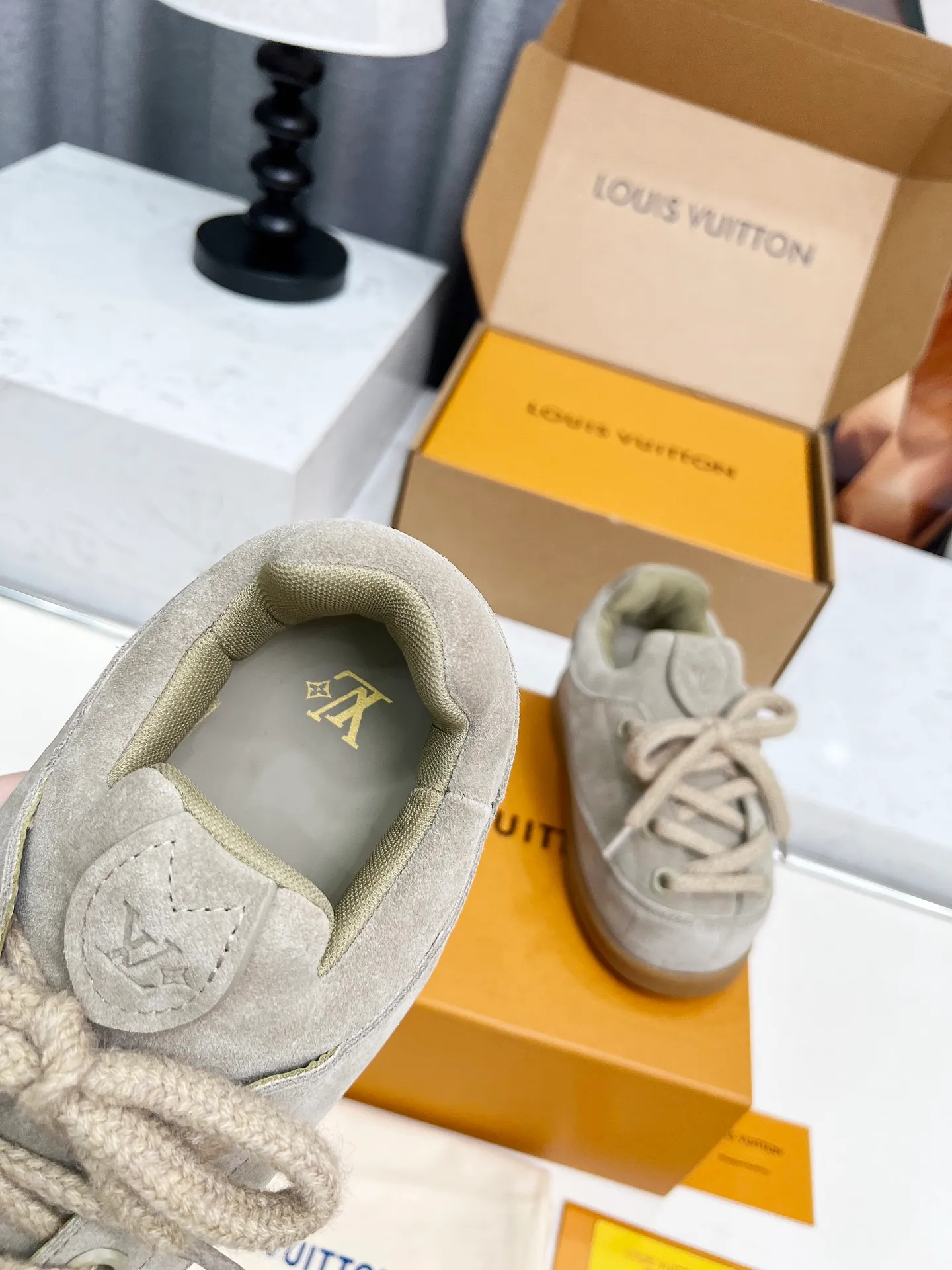 [L Family] P: 740💰 Couple model, size: women 35-41 (customized at 41 for women), 39-46 for men (customized at 45.46) The 2025 iteration of this Time Out sneaker, couple model, LV co-branded nigo, donkey brand, Louis Vuitton, ugly, cute😍Many Internet celebrities have shown off their feet, a classic and versatile item. Fabric: Imported high mercerized cow suede. Lining: high-grade elastic mesh, outsole: original molded outsole, palm print rubber outsole with hidden L letter and Monongram flower.